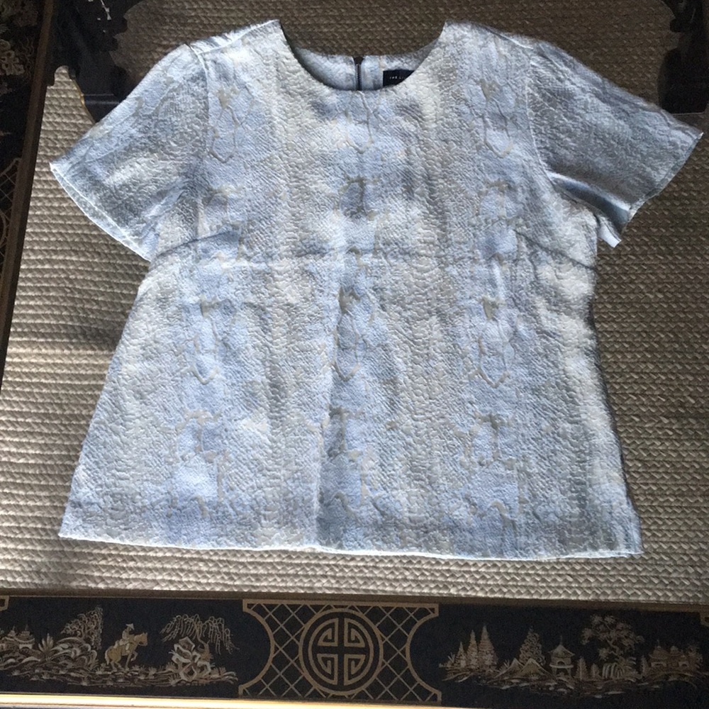 NWOT-NEVER WORN beautifully textured top!